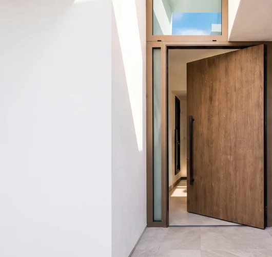 blindamos-tu-casa-puertas-pivotantes-galeria-04
